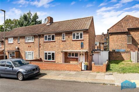 Moat Crescent, London, N3