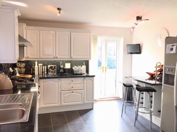Kitchen/ Breakfast Room