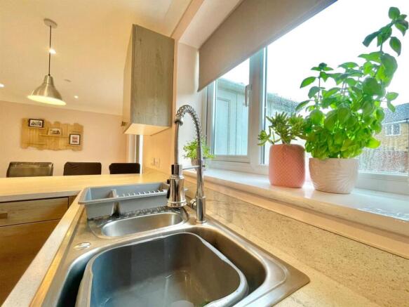 5 bed Detached for sale Image 7