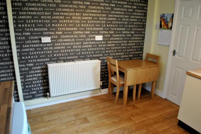 MODERN FITTED KITCHE