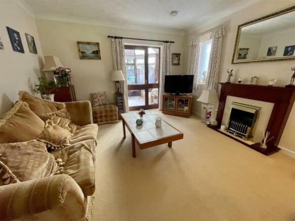 LIVING/ DINING ROOM