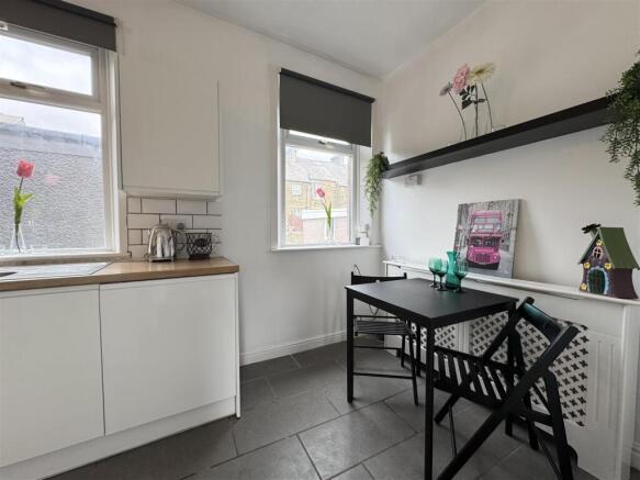 3 bed Terraced to rent Image 8