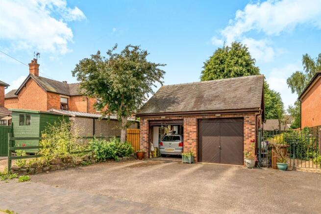 Detached Double Garage: