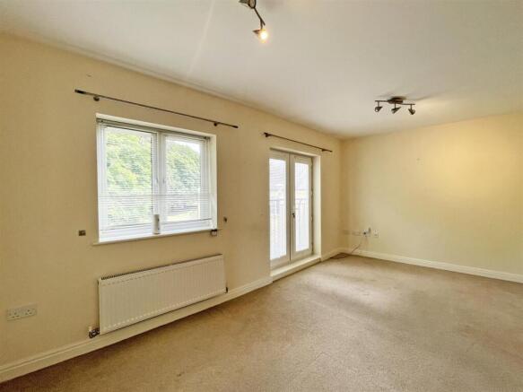 Echo Crescent 14 - Lounge 2.jpg