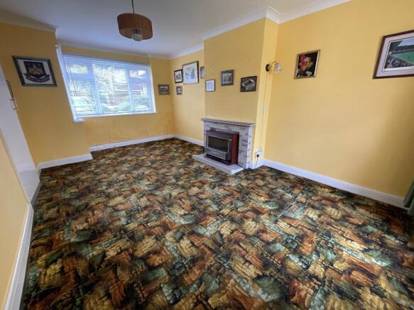 LIVING ROOM 17'7 x 10'7