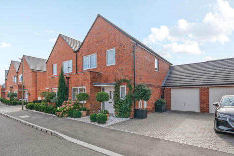 Exbury Crescent, Cranleigh, GU6