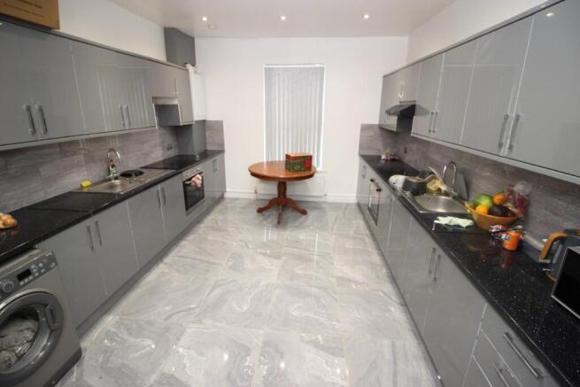 8 bed Terraced to rent Image 4
