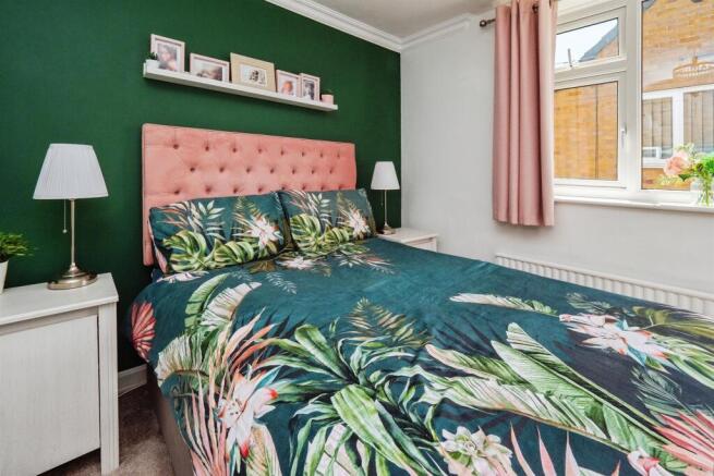 4 bed Semi-Detached for sale Image 10