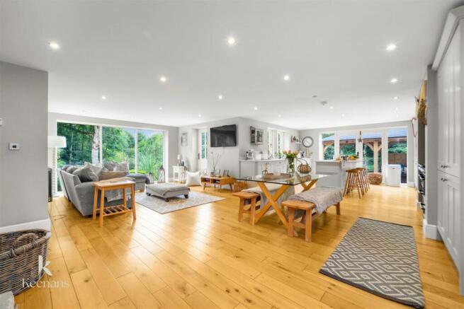 5 bed Detached for sale Image 6