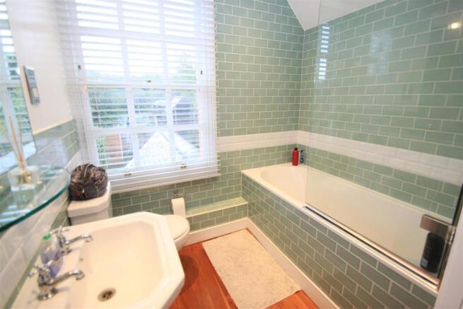 Hindhay Villa Malders Lane bathroom.jpg