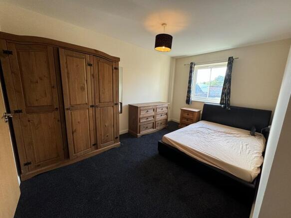 Semi-Detached to rent Image 9