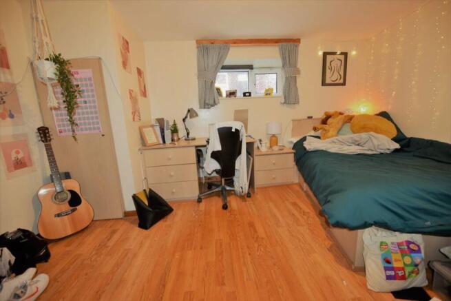 6 bed House to rent Image 6