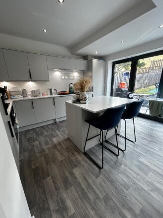 4 bed Semi-Detached to rent Image 4