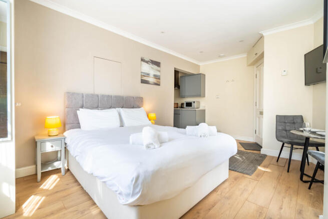 Studio to rent Image 9