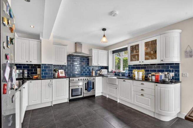 4 bed Detached for sale Image 4