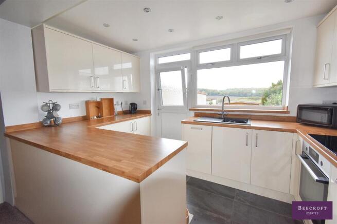 3 bed Semi-Detached for sale Image 6