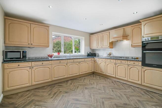 4 bed Detached for sale Image 9