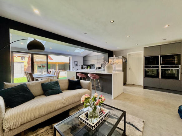 5 bed Detached for sale Image 7
