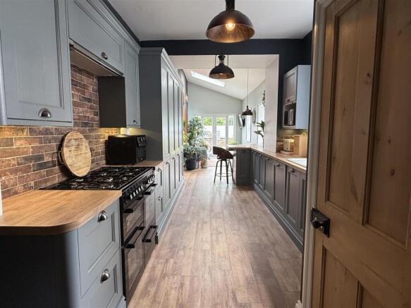 OPEN PLAN LIVING/DINING KITCHEN