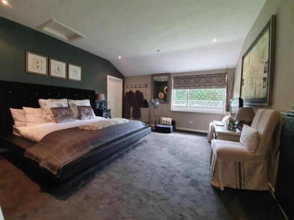 DOUBLE BEDROOM