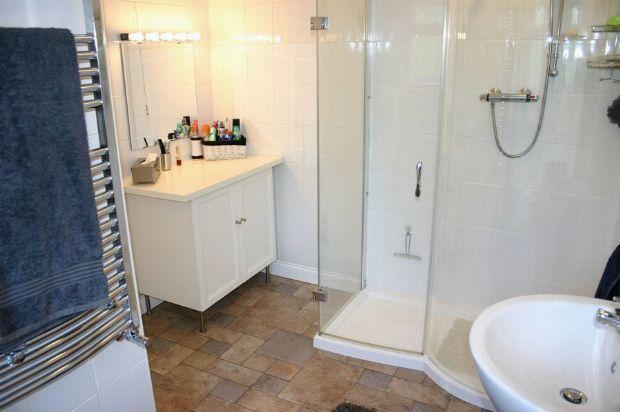EN-SUITE SHOWER ROOM