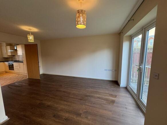 Semi-Detached to rent Image 5