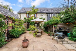 5 Stonebarn, Town Mead, Redhill RH1 4LQ