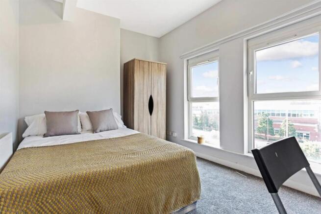 4 bed Flat to rent Image 9