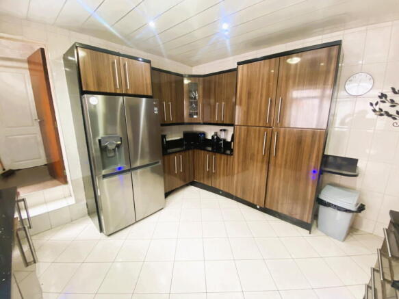 5 bed Semi-Detached for sale Image 8
