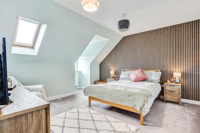 5 bed Detached for sale Image 9