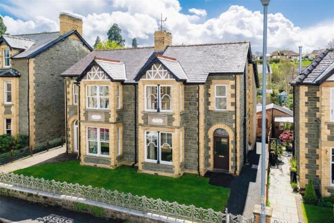 8 Garth Road, Builth Wells-2.jpg