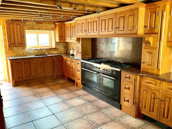 kitchen pic2.jpg