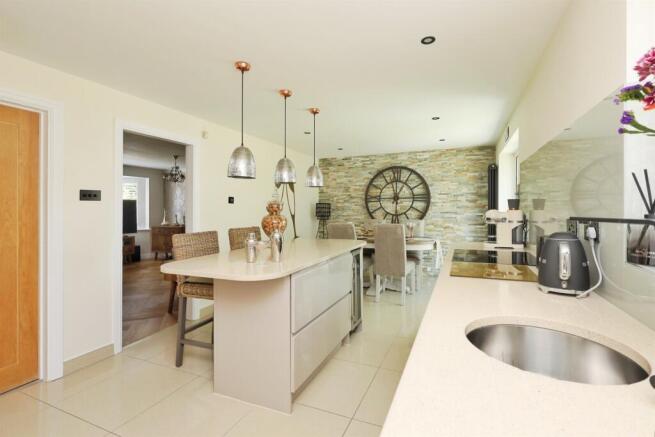 4 bed Detached for sale Image 12