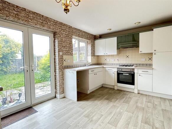 3 bed Semi-Detached for sale Image 6