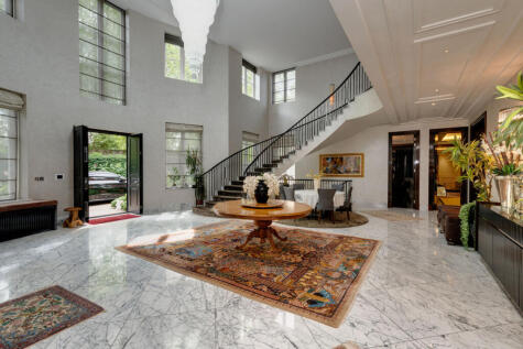 Hampstead Lane, London, N6