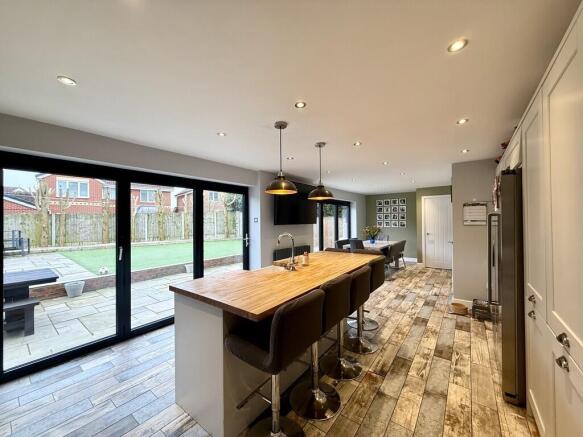 4 bed Detached for sale Image 8
