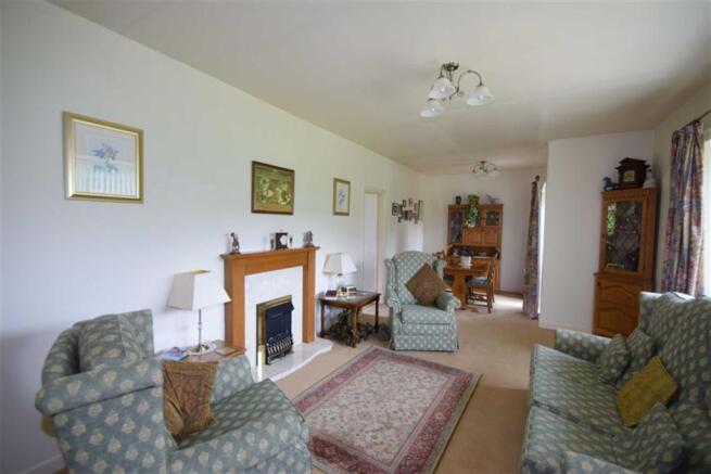 Lounge & Dining Area