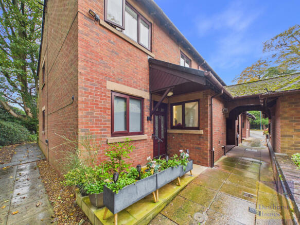 2-bed flat on Penwortham Hall Gardens, Penwortham, Preston, PR1, £132,000
