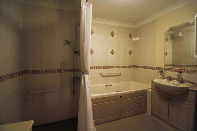 BATHROOM/SHOWE...