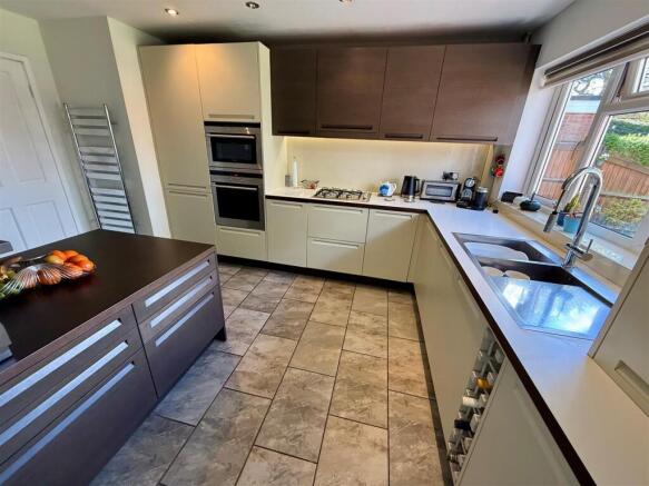 SR3 Kitchen2.jpg