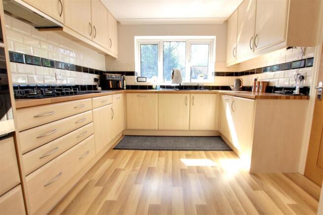 4 bed Detached for sale Image 9