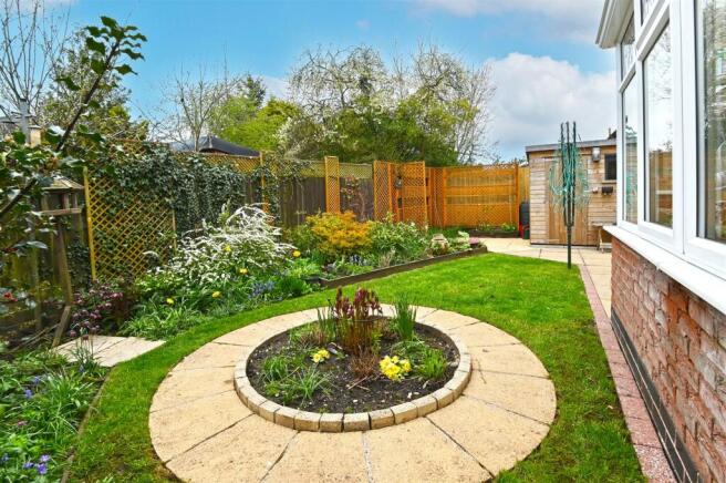 Rear garden to shed.jpg