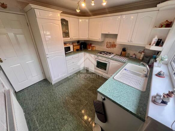 3 bed Town House for sale Image 11