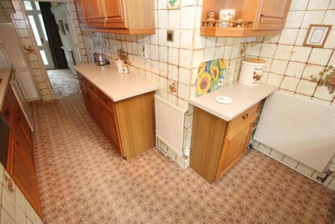 'L' SHAPED KITCHEN