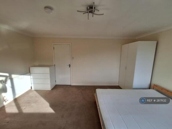 Bright And Spacious Room With Double Bed