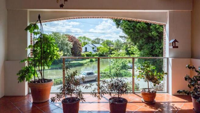 Open Fronted Garden Room with Balcony