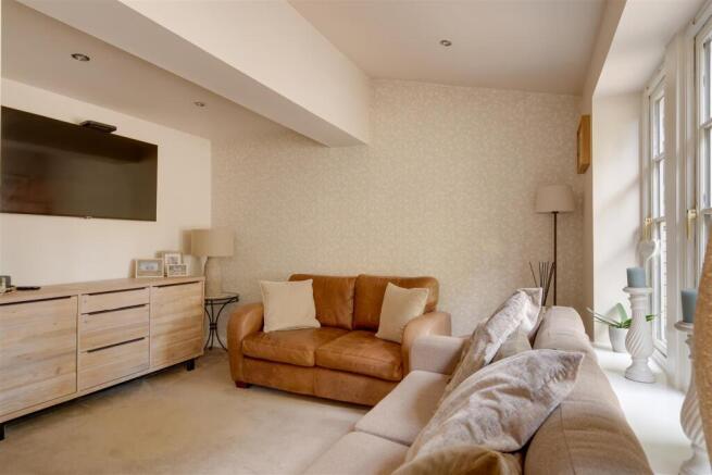 5 bed Detached for sale Image 7