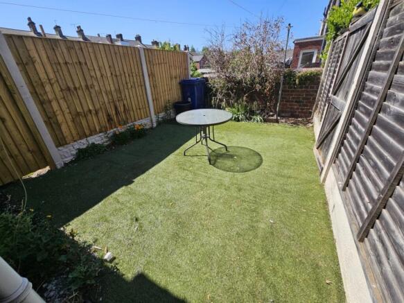 2 bed House to rent Image 4