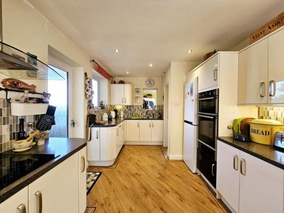 4 bed Detached for sale Image 7
