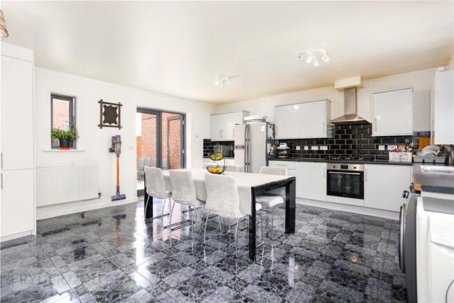 5 bed Semi-Detached for sale Image 9